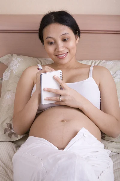 Zwangere vrouw schrijven — Stockfoto