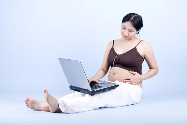 Zwangere vrouw met laptop — Stockfoto