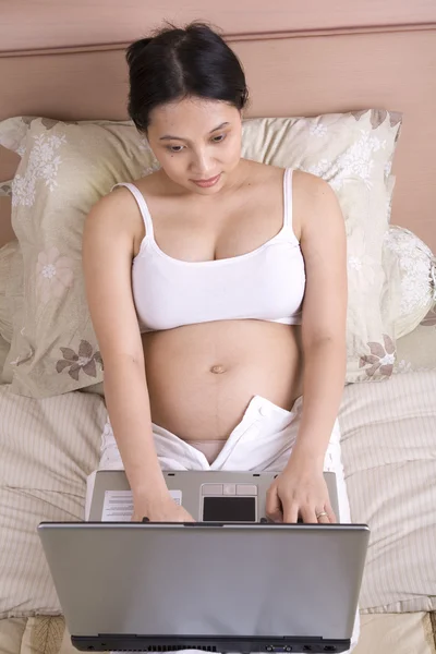 Mujer embarazada con portátil — Foto de Stock