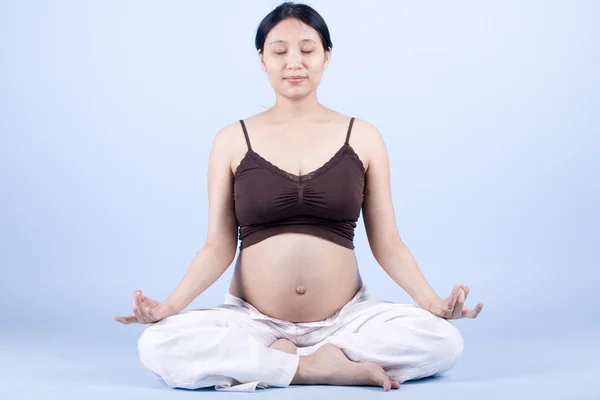 妊娠中の女性の瞑想 — ストック写真