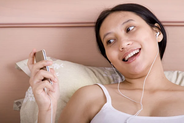 妊娠中の女性は音楽を聴く — ストック写真