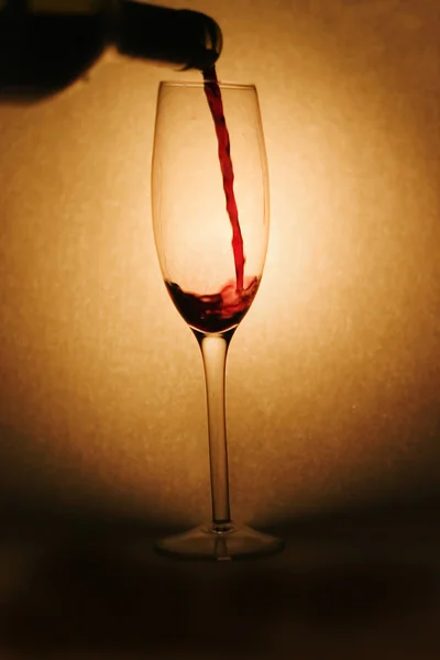Vörös bor öntése — Stock Fotó