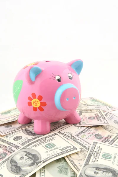 Piggy bank via stack van geld — Stockfoto