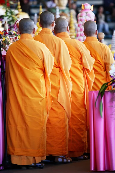 Монахи в очереди — стоковое фото
