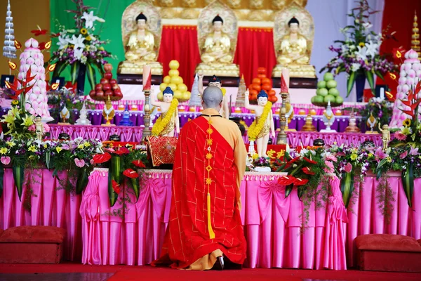 Монах в молитве — стоковое фото
