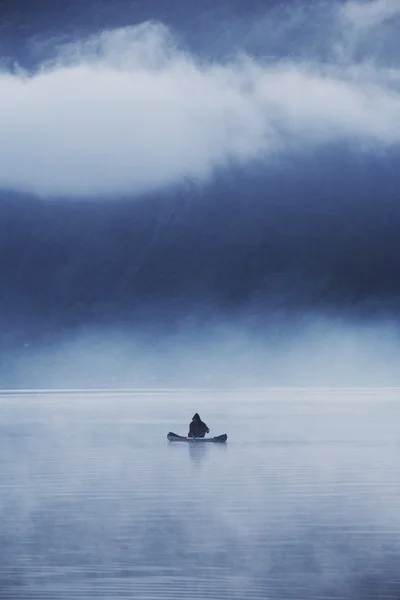 Yalnız balıkçı — Stok fotoğraf