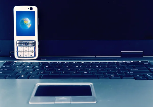 Laptop med mobiltelefon — Stockfoto