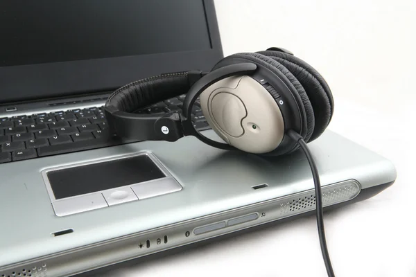Laptop e fone de ouvido — Fotografia de Stock
