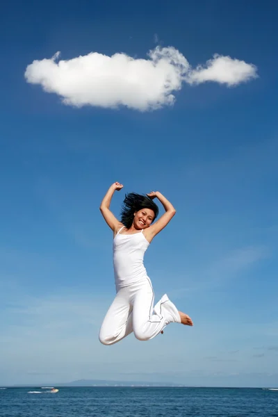 Mujer atractiva saltando — Foto de Stock
