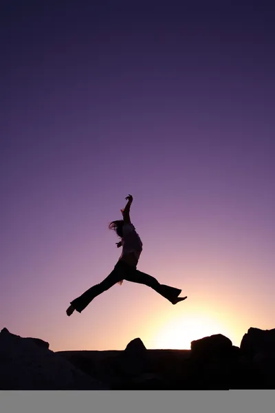 幸せな女性ジャンプ! — ストック写真