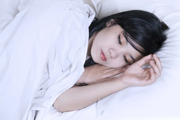 Uyuyan Asyalı kadın — Stok fotoğraf