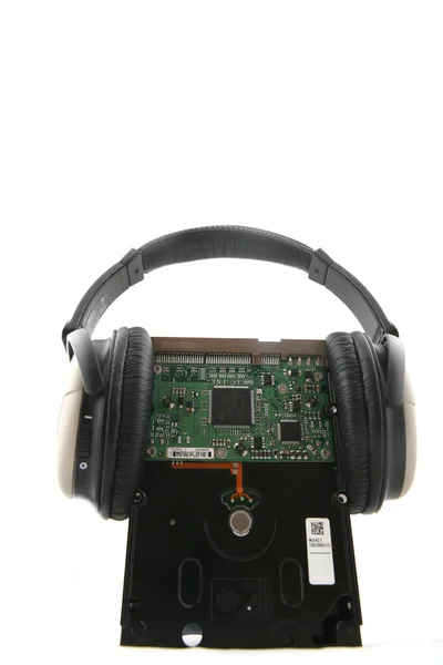 Festplatte mit Kopfhörer — Stockfoto