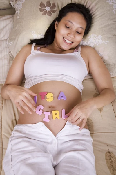 '这是一个女孩' 写在她的肚子上的孕妇 — 图库照片