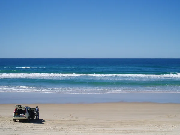 해변에서 4 륜 구동 차량 — 스톡 사진