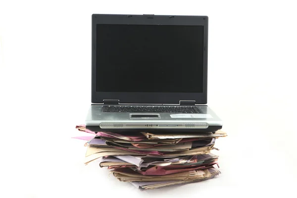 Cartelle con computer portatile — Foto Stock