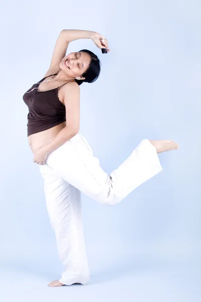 Tančí těhotná žena — Stock fotografie