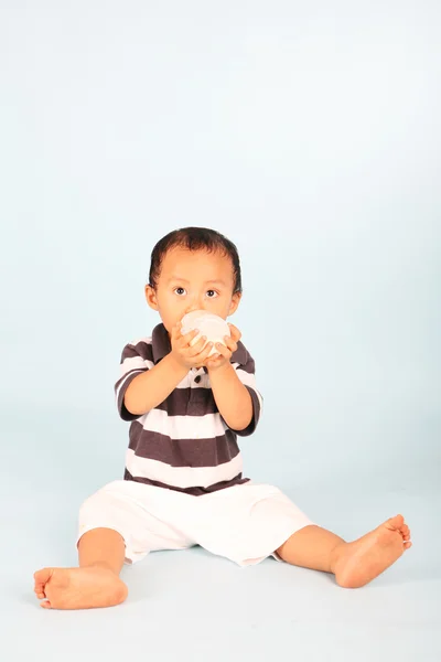 Carino bambino che beve latte — Foto Stock