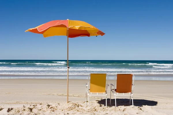 Цветной пляжный зонтик — стоковое фото