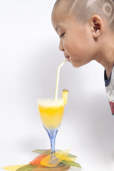 Niño bebiendo jugo de piña aislado en blanco — Foto de Stock