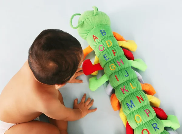 Bebê aprende alfabeto — Fotografia de Stock
