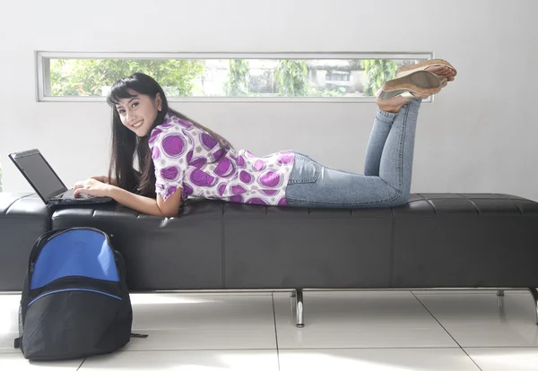 Attraktive asiatische Studentin arbeitet mit Laptop und Büchern — Stockfoto