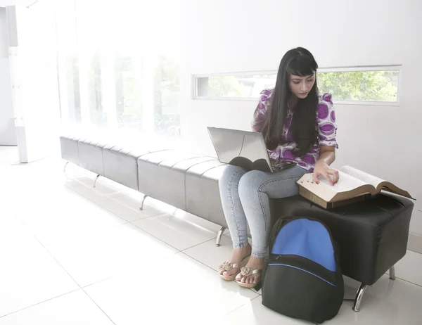 Aantrekkelijke Aziatische student werkt met laptop en boeken — Stockfoto