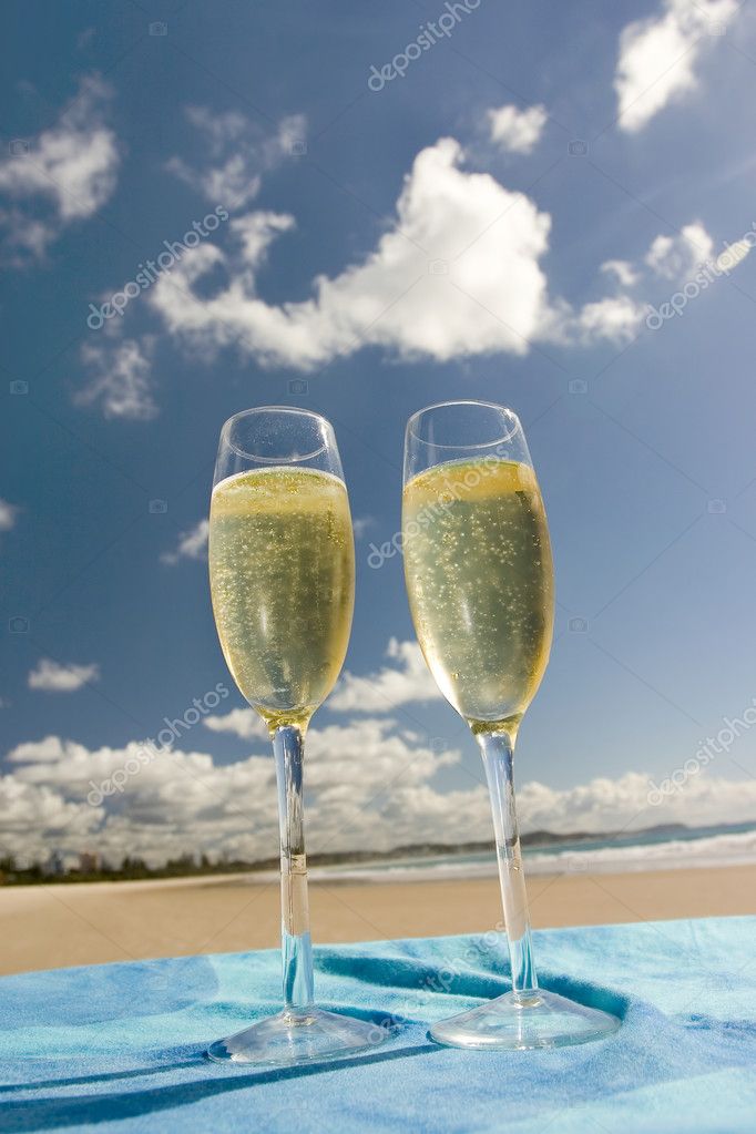 https://static7.depositphotos.com/1252160/766/i/950/depositphotos_7660537-stock-photo-glasses-of-champagne.jpg