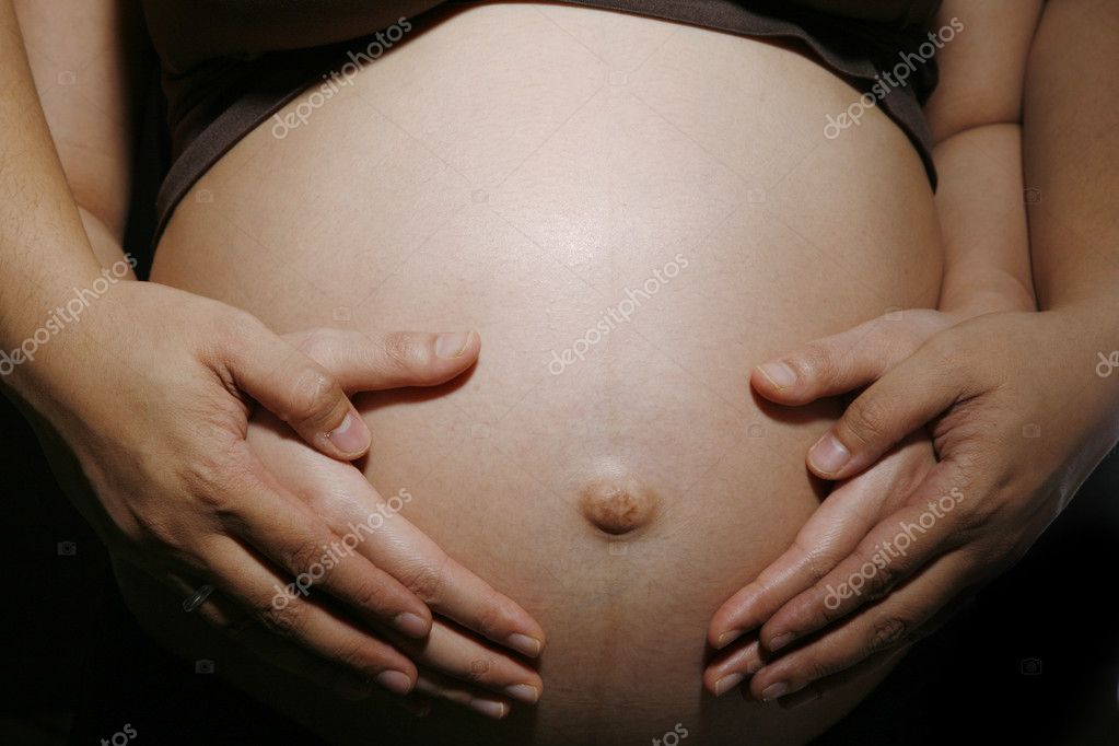 Пуповина у женщин. Пупок при беременности. Пупок беременной женщины. Вывернутый пупок при беременности. Выпуклый пупок у беременных.