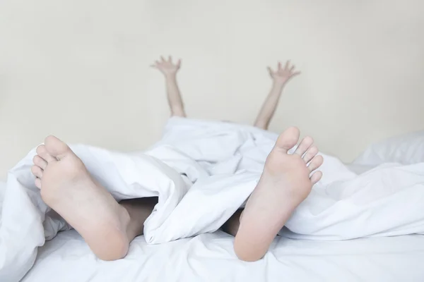 Γυναίκα τεντώνεται στο κρεβάτι — Φωτογραφία Αρχείου
