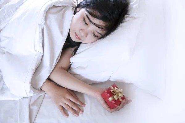 Γυναίκα που κοιμάται με ένα κιβώτιο δώρων — Φωτογραφία Αρχείου