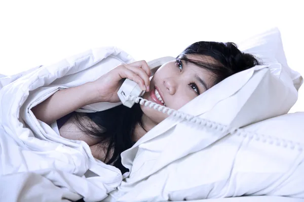 性感的亚洲女人电话聊天 — 图库照片