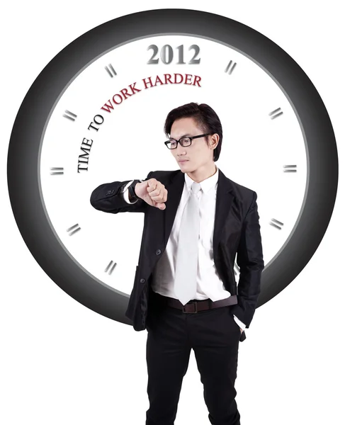 Empresário a olhar para o relógio — Fotografia de Stock