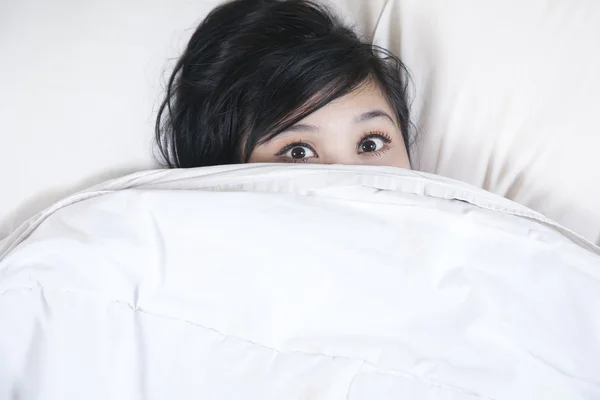 Nespavost žena se snaží trochu vyspat — Stock fotografie