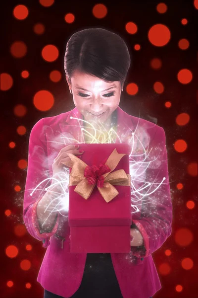 Krásná žena otevřít dárek — Stock fotografie