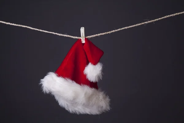 Sombrero de Santa colgando aislado en gris —  Fotos de Stock