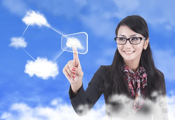 Mulher bonita com conceito de computação em nuvem — Fotografia de Stock