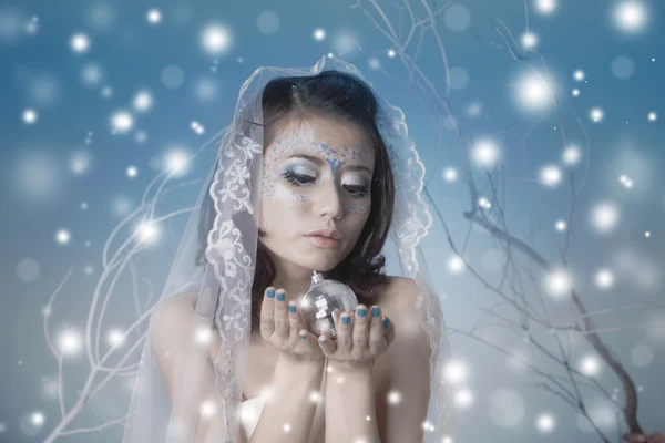 Piękna kobieta z disco ball i śnieg — Zdjęcie stockowe
