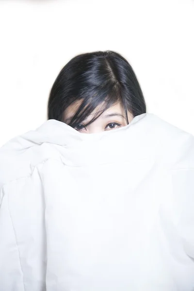 Aterrorizado asiático mulher escondendo — Fotografia de Stock