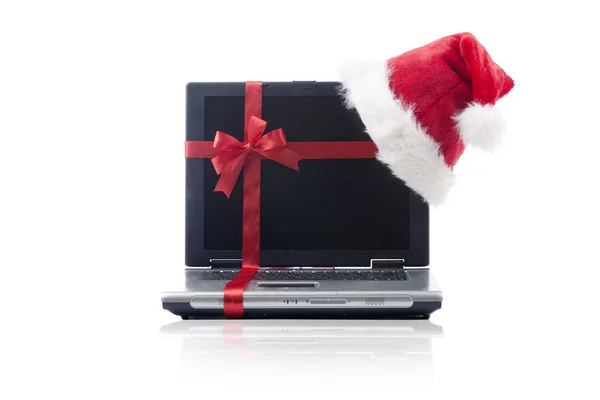 Laptopcomputer met lint en santa hoed — Stockfoto