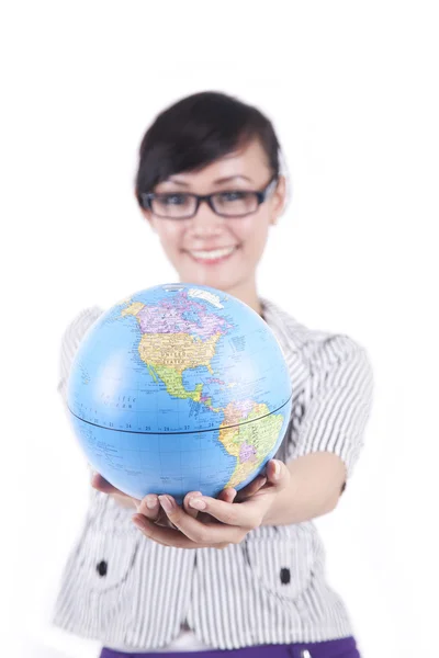 Hübsche asiatische Frau hält einen Globus — Stockfoto
