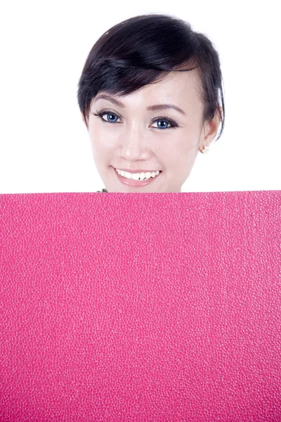Krásná asijská žena s prázdnou vývěsní štít — Stock fotografie