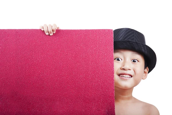 Симпатичный мальчик в фетровой шляпе с пустой доской — стоковое фото