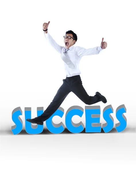 Счастливый азиатский бизнесмен прыгает знак успеха — стоковое фото