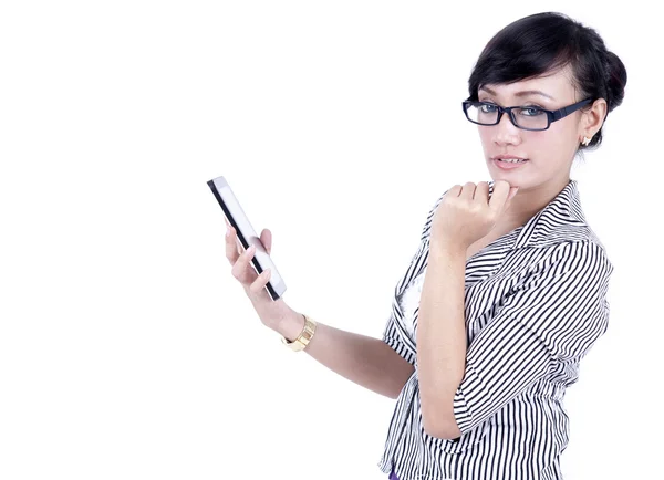 Doordachte Aziatische zakenvrouw met digitale tablet — Stockfoto