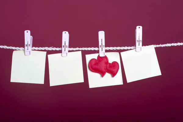 Sevgililer kavramı: Empy notları ile kalp asılı — Stok fotoğraf