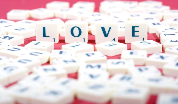 バレンタイン フォト コンセプト: 愛は、スクラブル文字 — ストック写真