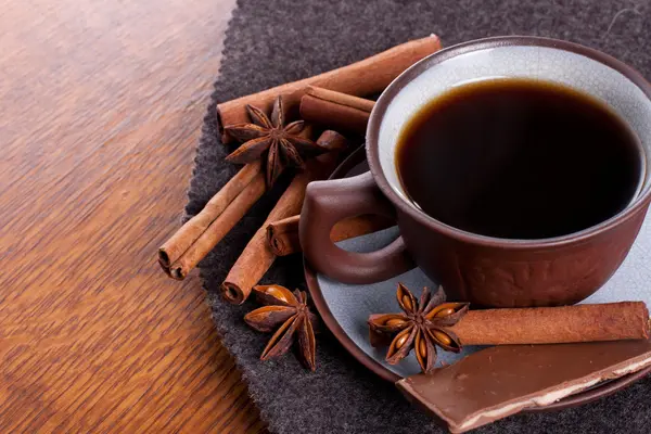 Café e chocolate no fundo de madeira — Fotografia de Stock