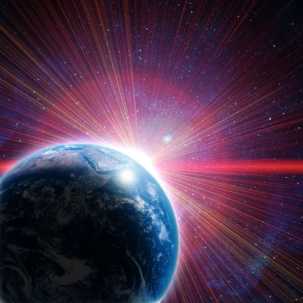 Kırmızı güneş uzayda mavi dünya — Stok fotoğraf