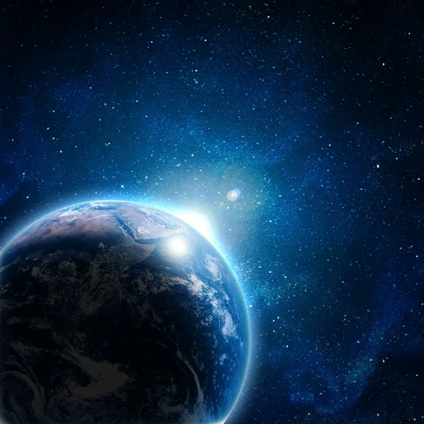 Блакитна земля в космосі зі східним сонцем — стокове фото