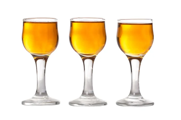 Glaswein aus Honig Wodka isoliert auf weißem Hintergrund — Stockfoto